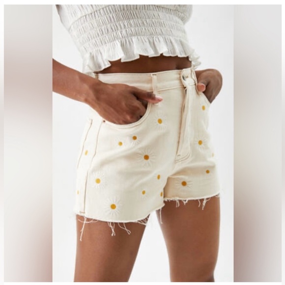 PacSun Pants - PacSun High Rise Daisy Embroidered Denim Shorts Cream Raw Hem Size 25